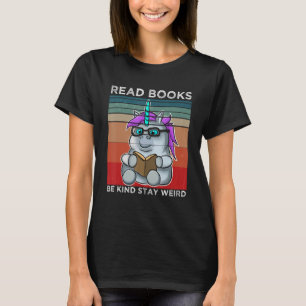 Lesen von Buches mit freundlichen Bleibe seltsamen T-Shirt