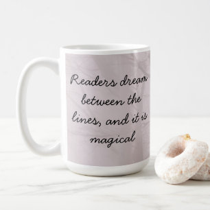 Leser träumen zwischen den Zeilen... Kaffeetasse