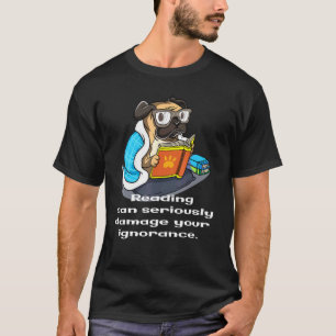 Leseszitat mit süßem Mops-Hund, der ein Buch liest T-Shirt