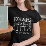 Lesezeichen sind für Quitts Personalisiert Buchklu T-Shirt<br><div class="desc">Dieses niedliche Nerdy-Design für Buchliebhaber, Buchwürmer, Autoren, Autoren, Buchklubfreunde oder begeisterte Leser enthält das lustige Zitat "Lesezeichen sind für Quitters" mit zwei kleinen Buchabbildungen. Personalisieren Sie sich mit einer Zeile eigenen Textes unten, perfekt für Ihren Buchklub, Buchladen oder Veranstaltungsnamen. Mit diesem niedlichen Design für den Tag oder die Woche, das...</div>