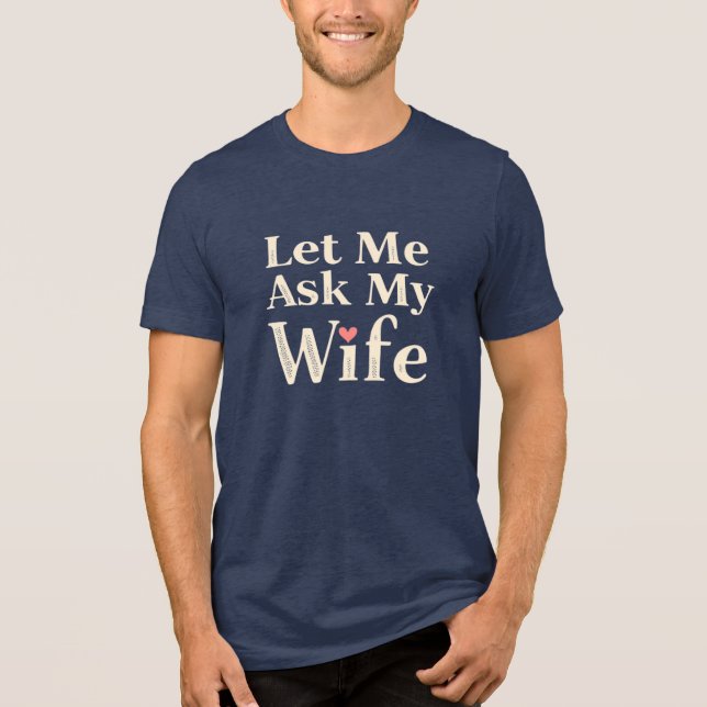 Let Me Ask My Wife – Retro Humor Badge Tri-Blend Shirt (Vorderseite)