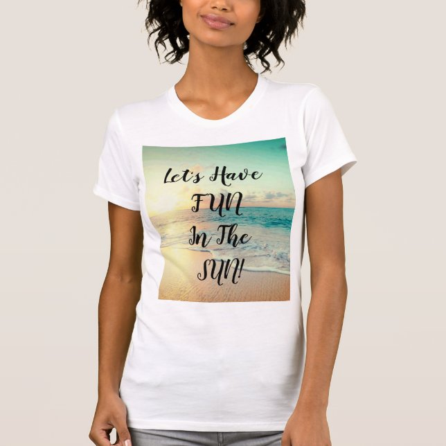 "Let's Have Fun" Text auf einem sonnigen Strand-Fo T-Shirt (Vorderseite)