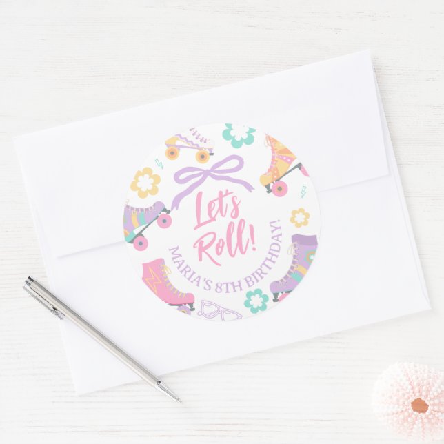 Lets Roll Roller Skate Retro Girl Birthday Pastel Runder Aufkleber (Umschlag)