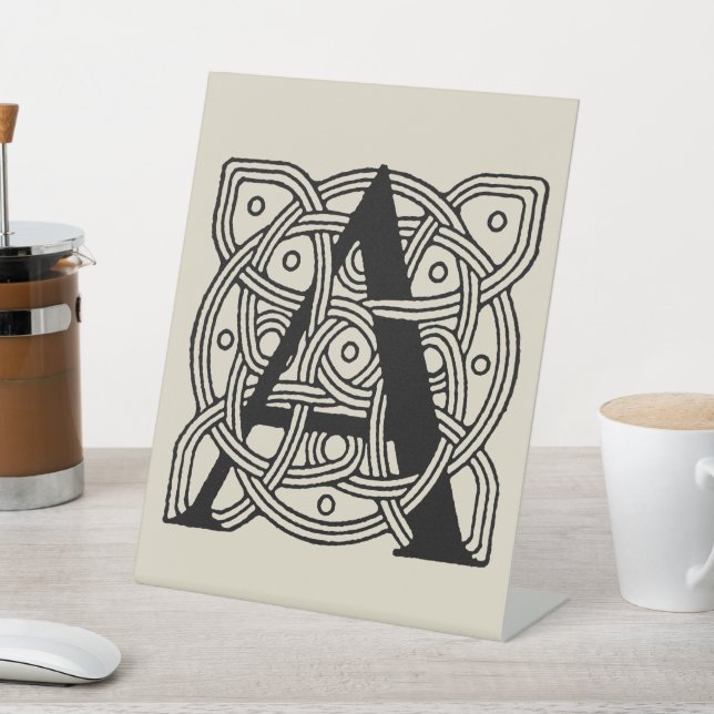 Letter A Vintag Celtic Knot Monogram Sockelschild (In SItu)