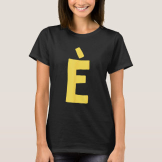 Letter È groß und fett in gelb T-Shirt
