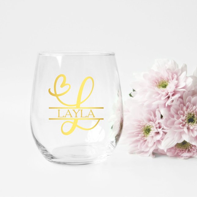 Letter L Monogram Bridesmaid Geschenk, Modernes El Weinglas Ohne Stiel (stemless wine glass for a bridesmaid gift that has a gold split L monogram and customized with name)