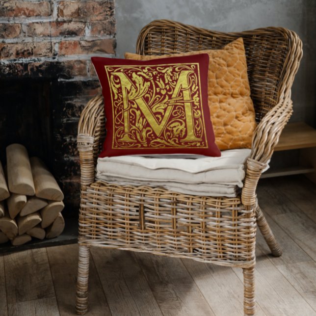 Letter M First Letter Imitats Gold Red Kissen (Von Creator hochgeladen)