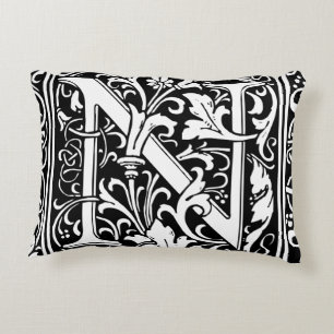 Letter N Mittelalterliche Monogram Art Nouveau Zierkissen