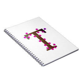 Letter T dekoriert anfänglich auf weiß Notizblock