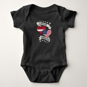 Lettische amerikanische Herzflags Lettland Amerika Baby Strampler