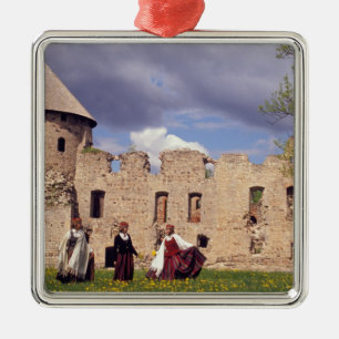 Lettische Mädchen in traditionellem Kleid, Gesang Ornament Aus Metall