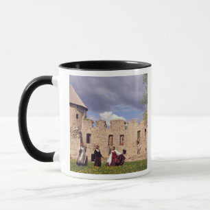 Lettische Mädchen in traditioneller Kleidung, sing Tasse