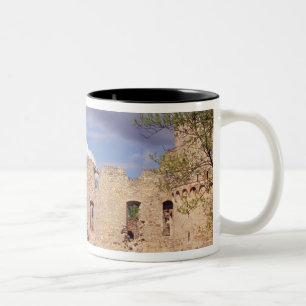 Lettische Mädchen in traditioneller Kleidung, sing Zweifarbige Tasse
