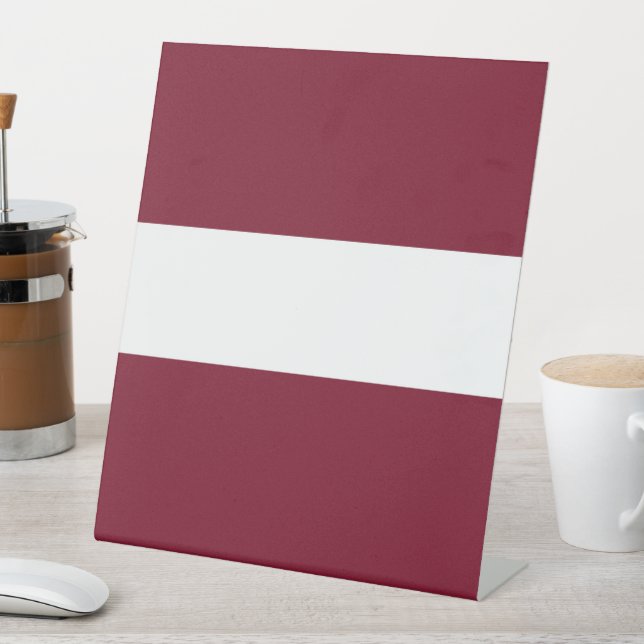 Lettland-Flagge Sockelschild (In Situ)