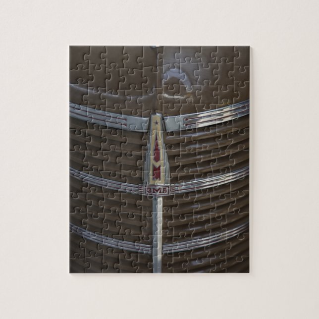 Lettland, Riga, Riga Motor Museum, Kapuzendekorati Puzzle (Vertikal)