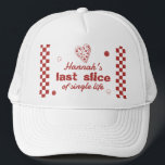 Letzte Slice Pizza Bachelorette Wochenende Party Truckerkappe<br><div class="desc">Feiern Sie Liebe auf dem ersten Schnitt mit unserer Last Slice der Single Life Bachelorette Kollektion! Von niedlichen Einladungen bis hin zu gespenstischen Schildern,  Spielen und Dekorationen bietet dieses Set alles,  was Sie brauchen,  um den Brautpavillon zu einem vergnüglichen und geschmackvollen Start zu verhelfen. In Kruste vertrauen wir! #zazzlemade</div>