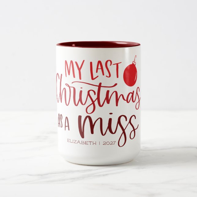 Letzte Weihnachten als Miss | Whimsy Red Letters Zweifarbige Tasse (Mittel)