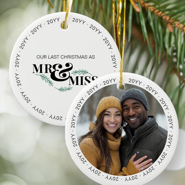 Letzte Weihnachten als Mr. und Miss Verlobung Foto Keramik Ornament (Mr & Miss Engagement Photo Christmas Ornament by Darling & May)