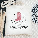 Letzter Rodeo Cowgirl Junggeselinnen-Abschied Tragetasche<br><div class="desc">Herzlich willkommen im Bachelorette-Wochenende in der Diskothek Cowgirl oder Western mit diesen niedlichen personalisierten Taschen. Das Design enthält eine staubige Rose-Rosa Cowboy-Bootbild mit "letzter Rodeo" unten. Geben Sie Ihren Namen,  den Ortsnamen und das Jahr ein.</div>