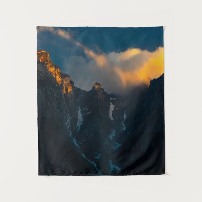 Letzter Sonnenschein auf majestätischen Bergen Wandteppich (Vorderseite)