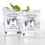 Letzter Toast am Junggeselinnen-Abschied am Strand Whiskyglas<br><div class="desc">Genießen Sie den Last Toast On The Coast Beach Junggeselinnen-Abschied mit unserem exquisiten Whiskey Glass. Dieses Junggeselinnen-Abschied an der Küste ist der Inbegriff von Klasse und Eleganz, perfekt für Ihre trendige Strandbachelorette-Feier. Egal, ob Sie Ansammlung in den Hamptons, Cape Cod, Tulum oder irgendein anderes Küstenziel sind, dieses Glas wird den...</div>