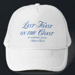 Letzter Toast an der Küste Elegante handgezeichnet Truckerkappe<br><div class="desc">Dieses elegante "Last Toast on the Coast"-Design ist perfekt für einen Strand- oder Küstenbachelorette-Abend. Das Design besticht durch ein wunderschönes Thema am Meer, einen stilvollen Schriftart und eine raffinierte Gestaltung, die Ihre Gäste sicherlich beeindrucken wird. Egal ob Sie eine Zeremonie am Strand oder einen Empfang an der Küste planen, diese...</div>
