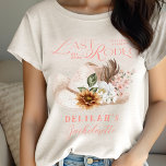 Letztes Rodeo Chic Cowgirl Hat Western Brautparty Tri-Blend Shirt<br><div class="desc">Treten Sie mit unserem atemberaubenden "Last Rodeo" Cowgirl Blumenhut Western Brautparty Tri-Mix-Shirt ein! Dieses Shirt verbindet Komfort und Charme perfekt und ist für die Braut der Moderne konzipiert, die ihren einzigartigen Geist feiert. Ideal für ein Brautparty zum Thema Western, um Ihre Liebe für alle Dinge Western, dieses Shirt fügt eine...</div>