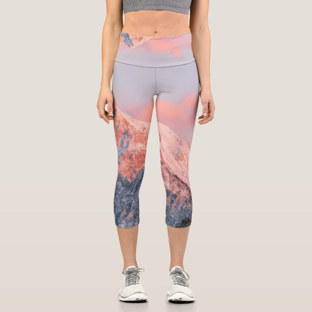 Letztes Sonnenlicht auf dem Berg Storžič, Slowenie Capri Leggings (Vorderseite)