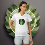 Leuchtdichte Resilienz grün Frauen Football Trikot<br><div class="desc">"Lumineszenz Resilience Green" zeichnet sich durch eine strahlende Figur aus, die von lebhaftem grünem Licht umgeben ist und Heilung, Erneuerung und Wachstum symbolisiert. Die grünen Farbtöne rufen Gleichgewicht, emotionale Heilung und eine tiefe Verbindung zur Natur hervor. Das Design fördert Ruhe, Vitalität und inneren Frieden, mit wirbelnden Mustern, die die Figur...</div>