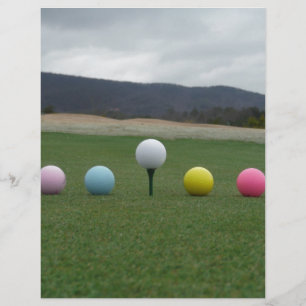 leuchtend farbige Golfbälle auf einem Berg
