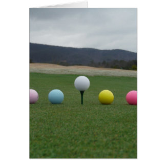 leuchtend farbige Golfbälle auf einem Berg