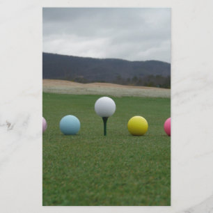 leuchtend farbige Golfbälle auf einem Berg Briefpapier