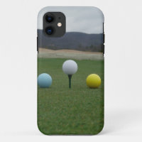 leuchtend farbige Golfbälle auf einem Berg