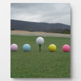 leuchtend farbige Golfbälle auf einem Berg Fotoplatte