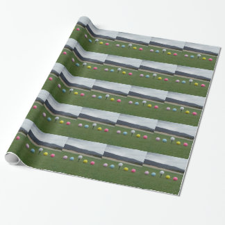 leuchtend farbige Golfbälle auf einem Berg Geschenkpapier
