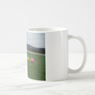 leuchtend farbige Golfbälle auf einem Berg Kaffeetasse