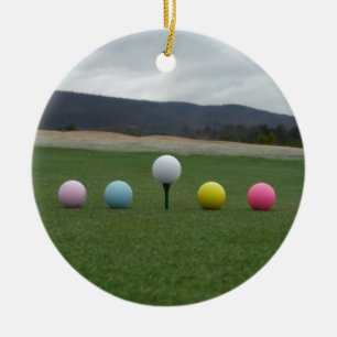 leuchtend farbige Golfbälle auf einem Berg Keramik Ornament