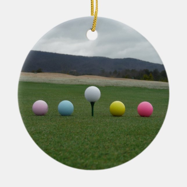 leuchtend farbige Golfbälle auf einem Berg Keramik Ornament (Vorne)