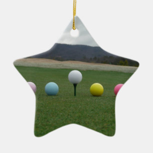 leuchtend farbige Golfbälle auf einem Berg Keramikornament