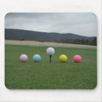 leuchtend farbige Golfbälle auf einem Berg