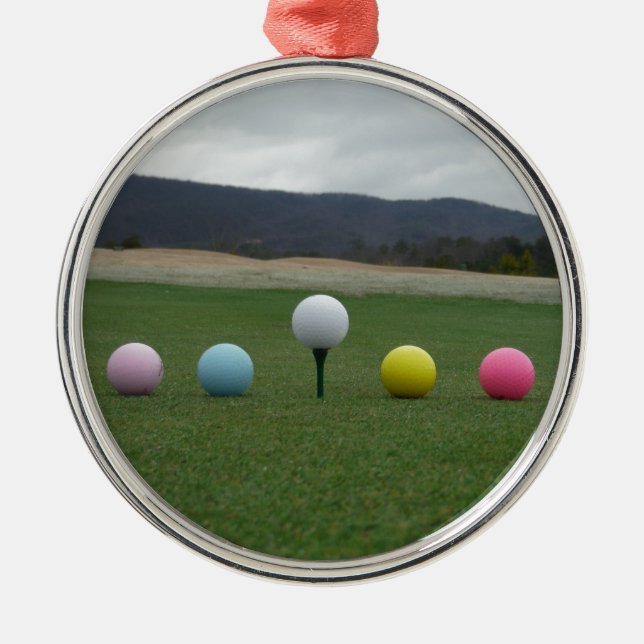 leuchtend farbige Golfbälle auf einem Berg Ornament Aus Metall (Vorne)