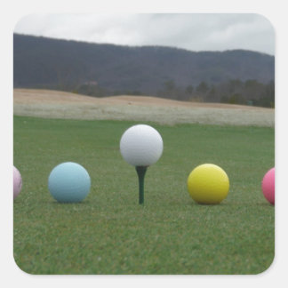 leuchtend farbige Golfbälle auf einem Berg Quadratischer Aufkleber