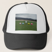 leuchtend farbige Golfbälle auf einem Berg