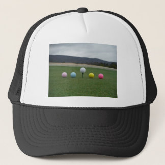 leuchtend farbige Golfbälle auf einem Berg Truckerkappe