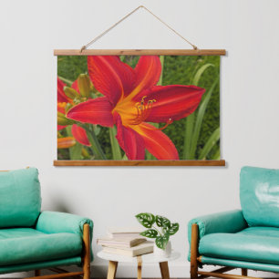 Leuchtend orangefarbene Taglilienblüte Floral Wandteppich Mit Holzrahmen