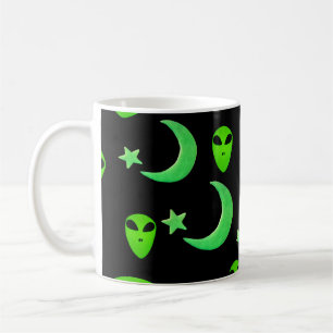 Leuchtende Aliens, Halbmond und Sterne auf Schwarz Kaffeetasse