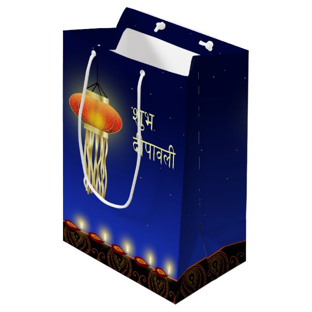 Leuchtende Diwali Lampe - mittlere Geschenk-Tasche Mittlere Geschenktüte (Vorderseite Schrägansicht)