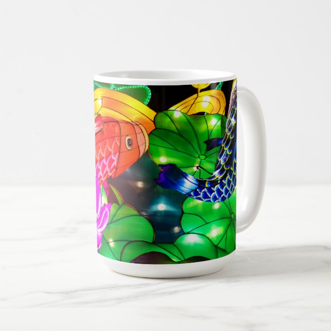 Leuchtende Koi Kaffeetasse (VorderseiteRechts)