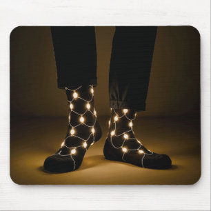 Leuchtende Lichtschnur in schwarzen Socken Mousepad