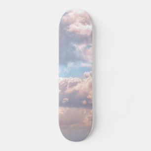 Leuchtende rosafarbene Wolken in einem blauen Himm Skateboard
